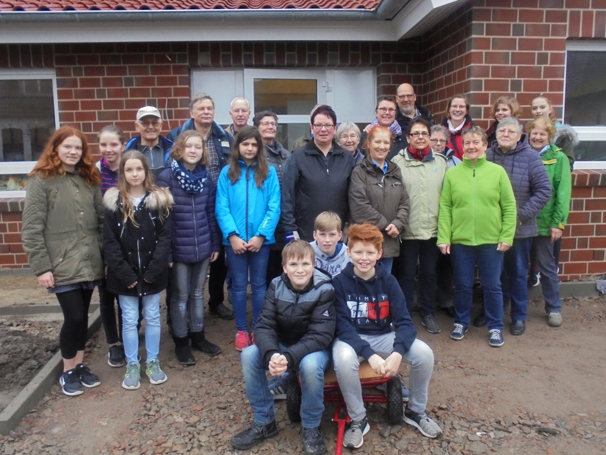 Fleissige Helfer beim Umzug